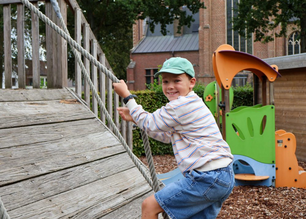 Speeltuin De Kasteelhoeve Jongen touwen