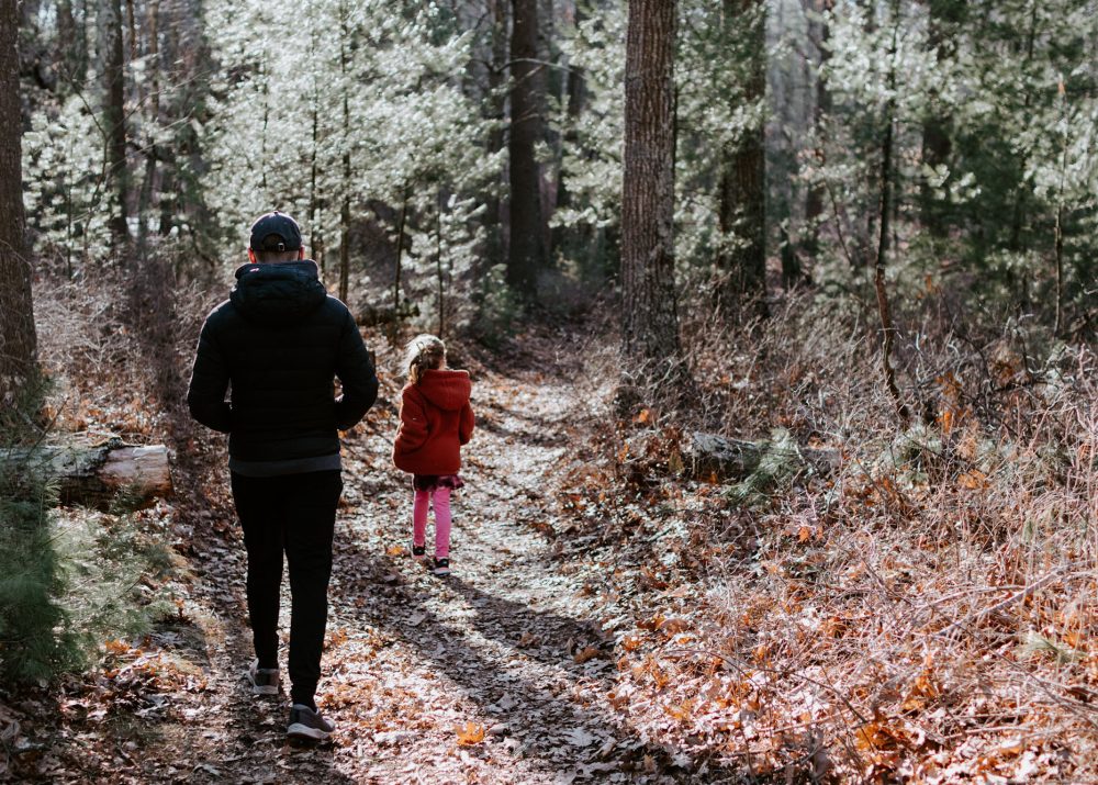 vader-dochter-wandeling-kelly-sikkema-unsplash